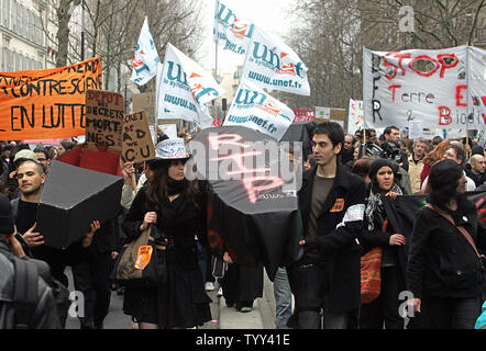 Les étudiants et les chercheurs de l'université française porter un habit de deuil comme ils rejouer la mort lente des études universitaires et de la recherche au cours d'une manifestation à Paris, le 26 février 2009 à Paris. Des milliers de personnes descendues dans les rues de la capitale pour manifester contre les réformes de l'éducation du gouvernement français. (Photo d'UPI/Eco Clement) Banque D'Images