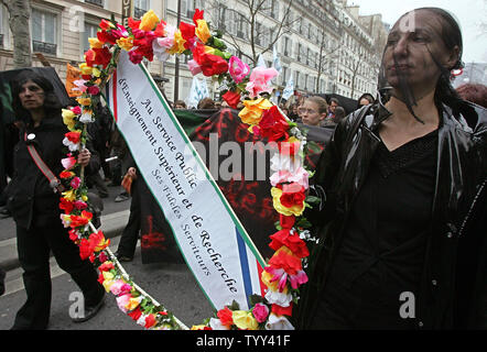 Les étudiants et les chercheurs de l'université française porter un habit de deuil comme ils rejouer la mort lente des études universitaires et de la recherche au cours d'une manifestation à Paris, le 26 février 2009 à Paris. Des milliers de personnes descendues dans les rues de la capitale pour manifester contre les réformes de l'éducation du gouvernement français. (Photo d'UPI/Eco Clement) Banque D'Images