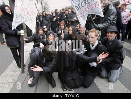 Les étudiants et les chercheurs de l'université française porter un habit de deuil comme ils rejouer la mort lente des études universitaires et de la recherche au cours d'une manifestation à Paris, le 26 février 2009 à Paris. Des milliers de personnes descendues dans les rues de la capitale pour manifester contre les réformes de l'éducation du gouvernement français. (Photo d'UPI/Eco Clement) Banque D'Images