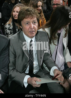 Le célèbre chanteur des Beatles Paul McCartney assiste à la présentation de sa fille, la designer de mode Stella McCartney, au cours de l'automne-hiver 2009/10 Prêt-à-porter défilés à Paris, le 9 mars 2009. (Photo d'UPI/Eco Clement) Banque D'Images