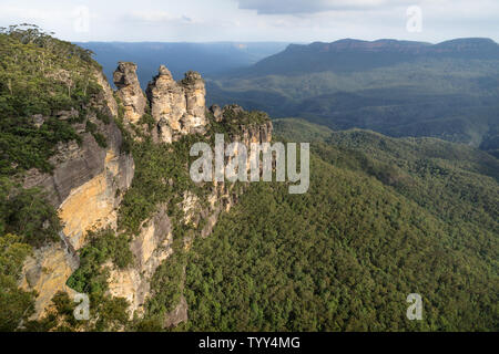 Trois sœurs rock formation avec dernière du soleil dans les Montagnes Bleues, Katoomba, New South Wales, Australie Banque D'Images