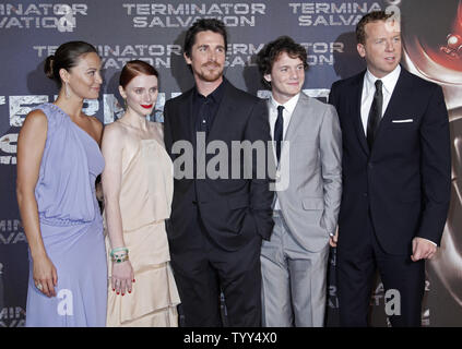 (De G à D) L'actrice Moon Bloodgood, Bryce Dallas Howard, acteurs Christian Bale et Anton Yelchin et directeur McG arrivent à la première européenne du film "Terminator Salvation" à Paris le 28 mai 2009. (Photo d'UPI/David Silpa) Banque D'Images