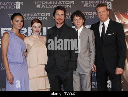 (De G à D) L'actrice Moon Bloodgood, Bryce Dallas Howard, acteurs Christian Bale et Anton Yelchin et directeur McG arrivent à la première européenne du film "Terminator Salvation" à Paris le 28 mai 2009. (Photo d'UPI/David Silpa) Banque D'Images