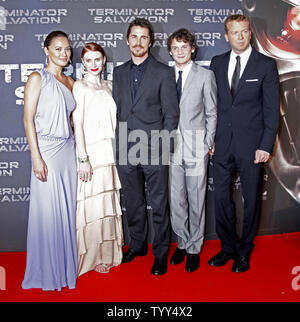 (De G à D) L'actrice Moon Bloodgood, Bryce Dallas Howard, acteurs Christian Bale et Anton Yelchin et directeur McG arrivent à la première européenne du film "Terminator Salvation" à Paris le 28 mai 2009. (Photo d'UPI/David Silpa) Banque D'Images