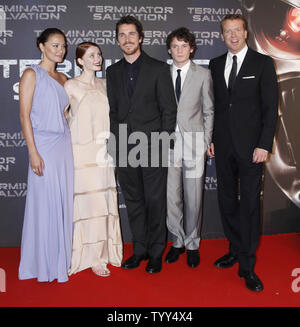 (De G à D) L'actrice Moon Bloodgood, Bryce Dallas Howard, acteurs Christian Bale et Anton Yelchin et directeur McG arrivent à la première européenne du film "Terminator Salvation" à Paris le 28 mai 2009. (Photo d'UPI/David Silpa) Banque D'Images