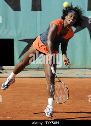 Deuxième épépinés Serena Williams de l'étude sert contre Maria Jose Martinez Sanchez d'Espagne lors de leur troisième tour des Internationaux de France de Tennis à Roland Garros, près de Paris, le 30 mai 2009. Williams a remporté 6-4, 3-6, 6-4. (Photo d'UPI/Eco Clement) Banque D'Images