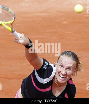 La russe Svetlana Kuznetsova hits un servir pendant son match quart de France contre l'Américain Serena Williams à Roland Garros à Paris le 3 juin 2009. Kuznetsova bat Williams 7-6, 5-7, 7-5. (UPI Photo/ David Silpa) Banque D'Images