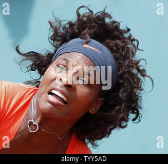 Serena Williams hits américains un servir pendant son match quart de France contre la russe Svetlana Kuznetsova à Roland Garros à Paris le 3 juin 2009. Kuznetsova bat Williams 7-6, 5-7, 7-5. (UPI Photo/ David Silpa) Banque D'Images