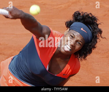 Serena Williams hits américains un servir pendant son match quart de France contre la russe Svetlana Kuznetsova à Roland Garros à Paris le 3 juin 2009. Kuznetsova bat Williams 7-6, 5-7, 7-5. (UPI Photo/ David Silpa) Banque D'Images