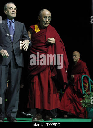 Ancien ministre de la Justice Robert Badinter (L), le dalaï-Lama (C) et son interprète Matthieu Ricard moine Français arrivent à une conférence à Bercy à Paris le 7 juin 2009. Plus tard aujourd'hui, malgré les protestations de la Chine, le Dalaï Lama sera fait citoyen d'honneur de Paris par le maire Bertrand Delanoë. (UPI Photo/ David Silpa) Banque D'Images