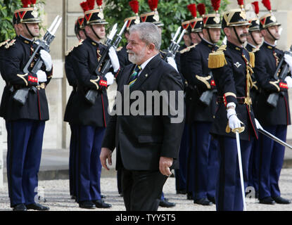 Le Président brésilien Luiz Inacio Lula da Silva commentaires la garde d'honneur à son arrivée à l'Elysée à Paris pour des entretiens avec le président français Nicolas Sarkozy, le 7 juillet 2009. (Photo d'UPI/Eco Clement) Banque D'Images