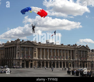 Un parachutiste français atterrit à la place de la Concorde au cours de la parade militaire annuelle sur le jour de la Bastille à Paris le 14 juillet 2009. Cette année, le défilé, suivi par le Premier Ministre indien Manmohan Singh, a souligné la relation stratégique avec l'Inde. (UPI Photo/ David Silpa) . Banque D'Images