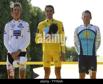 Andy Schleck de Luxembourg (L), Alberto Contador de l'Espagne (C) et américain Lance Armstrong arrivent sur le podium après la dernière étape du Tour de France à Paris le 26 juillet 2009. Contador remporte son deuxième tour de France global title, avec Schleck terminant deuxième et troisième Armstrong. (UPI Photo/ David Silpa) Banque D'Images