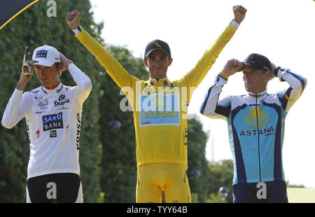 Andy Schleck de Luxembourg (L), Alberto Contador de l'Espagne (C) et américain Lance Armstrong arrivent sur le podium après la dernière étape du Tour de France à Paris le 26 juillet 2009. Contador remporte son deuxième tour de France global title, avec Schleck terminant deuxième et troisième Armstrong. (UPI Photo/ David Silpa) Banque D'Images