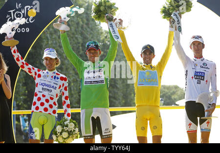 (De G à D) Franco Pellizotti de l'Italie, Thor Hushovd de la Norvège, Alberto Contador de l'Espagne et Andy Schleck de Luxembourg célébrer après avoir remporté leurs bourses individuelles après la dernière étape du Tour de France à Paris le 26 juillet 2009. Contador remporte son deuxième tour de France consécutif titre. (UPI Photo/ David Silpa) Banque D'Images