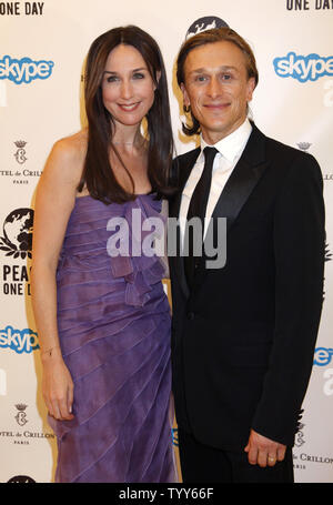 Actrice Elsa Zylberstein et fondateur de Peace One Day Jeremy Gilley arrivent à un photocall avant le 10e anniversaire de Peace One Day concert au Grand Rex théâtre à Paris le 19 septembre 2009. Un jour de paix, une organisation sans but lucratif, organise chaque année le concert coïncidant avec la Journée internationale de la paix chaque 21 Septembre. UPI Photo/David Silpa Banque D'Images