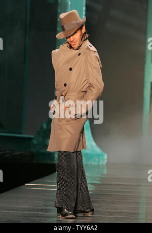 Le créateur de mode britannique John Galliano pose à la fin de la présentation de sa collection printemps-été 2010 prêt-à-porter collection pour Dior à Paris, le 2 octobre 2009. UPI /Eco Clement Banque D'Images