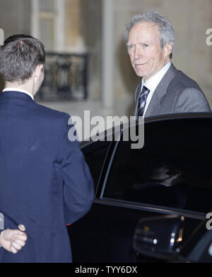 L'acteur et réalisateur Clint Eastwood arrive à l'Elysée pour recevoir la médaille de la Légion d'Honneur française du président français Nicolas Sarkozy à Paris le 13 novembre 2009. L'ancien président français Jacques Chirac a honoré Eastwood comme chevalier de la Légion d'honneur il y a deux ans mais le dernier Eastwood décoration a été une étape à partir de la troisième année (commandant) sur le legionÕs-cinq élèves de l'échelle. UPI/David Silpa Banque D'Images
