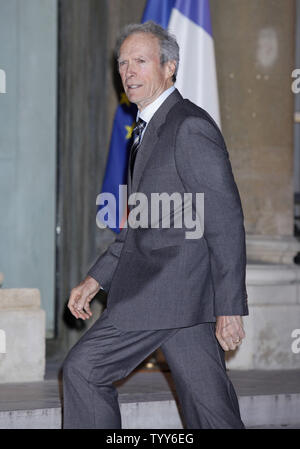 L'acteur et réalisateur Clint Eastwood arrive à l'Elysée pour recevoir la médaille de la Légion d'Honneur française du président français Nicolas Sarkozy à Paris le 13 novembre 2009. L'ancien président français Jacques Chirac a honoré Eastwood comme chevalier de la Légion d'honneur il y a deux ans mais le dernier Eastwood décoration a été une étape à partir de la troisième année (commandant) sur le legionÕs-cinq élèves de l'échelle. UPI/David Silpa Banque D'Images