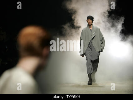 Un modèle porte une tenue par le croate Damir Doma, créateur de mode né au cours de la collection Haute Couture Hommes exposés à Paris, le 23 janvier 2010. UPI/Eco Clement Banque D'Images