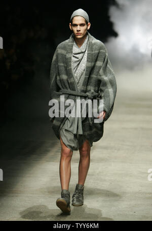 Un modèle porte une tenue par le croate Damir Doma, créateur de mode né au cours de la collection Haute Couture Hommes exposés à Paris, le 23 janvier 2010. UPI/Eco Clement Banque D'Images