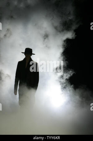 Un modèle porte une tenue par le croate Damir Doma, créateur de mode né au cours de la collection Haute Couture Hommes exposés à Paris, le 23 janvier 2010. UPI/Eco Clement Banque D'Images