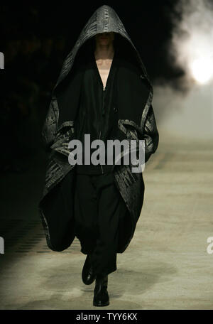 Un modèle porte une tenue par le croate Damir Doma, créateur de mode né au cours de la collection Haute Couture Hommes exposés à Paris, le 23 janvier 2010. UPI/Eco Clement Banque D'Images