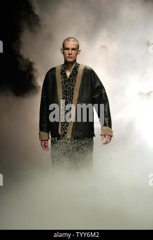 Un modèle porte une tenue par le croate Damir Doma, créateur de mode né au cours de la collection Haute Couture Hommes exposés à Paris, le 23 janvier 2010. UPI/Eco Clement Banque D'Images