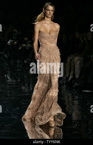 Un modèle porte une tenue par le couturier libanais Elie Saab lors de la collection printemps-été 2010 collection Haute Couture des présentations dans Paris, le 27 janvier 2010. UPI/Eco Clement Banque D'Images