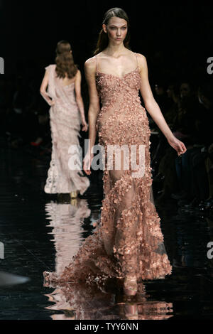 Un modèle porte une tenue par le couturier libanais Elie Saab lors de la collection printemps-été 2010 collection Haute Couture des présentations dans Paris, le 27 janvier 2010. UPI/Eco Clement Banque D'Images