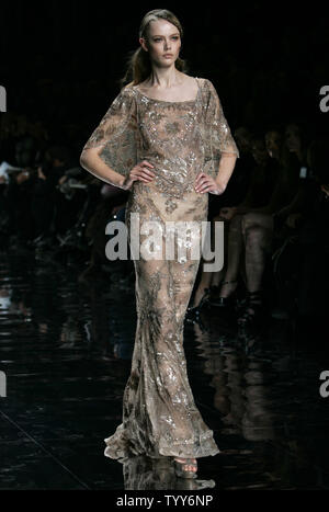 Un modèle porte une tenue par le couturier libanais Elie Saab lors de la collection printemps-été 2010 collection Haute Couture des présentations dans Paris, le 27 janvier 2010. UPI/Eco Clement Banque D'Images