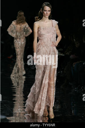 Un modèle porte une tenue par le couturier libanais Elie Saab lors de la collection printemps-été 2010 collection Haute Couture des présentations dans Paris, le 27 janvier 2010. UPI/Eco Clement Banque D'Images