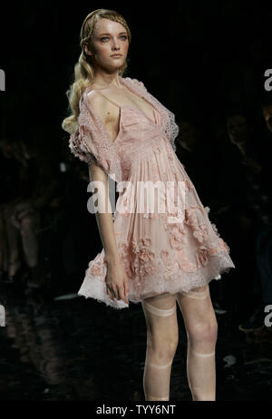 Un modèle porte une tenue par le couturier libanais Elie Saab lors de la collection printemps-été 2010 collection Haute Couture des présentations dans Paris, le 27 janvier 2010. UPI/Eco Clement Banque D'Images