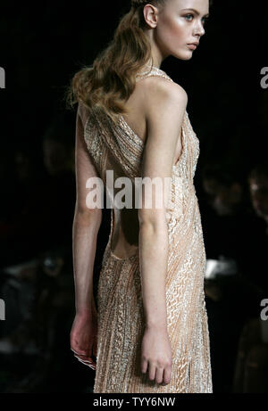 Un modèle porte une tenue par le couturier libanais Elie Saab lors de la collection printemps-été 2010 collection Haute Couture des présentations dans Paris, le 27 janvier 2010. UPI/Eco Clement Banque D'Images