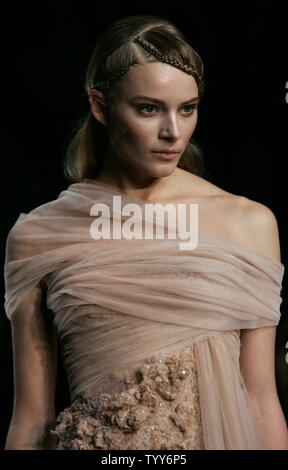 Un modèle porte une tenue par le couturier libanais Elie Saab lors de la collection printemps-été 2010 collection Haute Couture des présentations dans Paris, le 27 janvier 2010. UPI/Eco Clement Banque D'Images