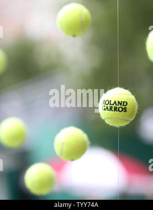 La pendaison des balles de tennis sont accueillis à l'Open de France de Roland Garros à Paris le 25 mai 2010. UPI/David Silpa Banque D'Images