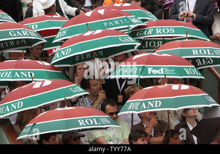 Parapluies sortir pendant un Rain Delay à l'Open de France de Roland Garros à Paris le 26 mai 2010. UPI/David Silpa Banque D'Images