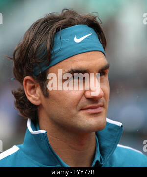 La Suisse de Roger Federer attend pour jouer à redémarrer après une pluie retard au cours de son second tour de France match contre Alejandro Falla de Colombie à Roland Garros à Paris le 26 mai 2010. Federer a battu Falla 7-6 (4), 6-2, 6-4. UPI/David Silpa Banque D'Images