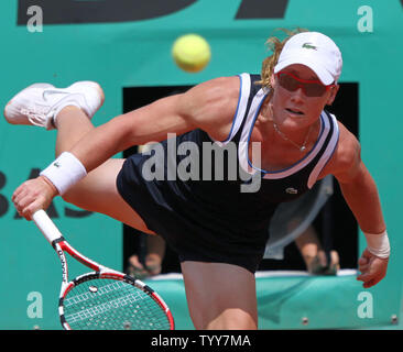 Samantha Stosur australienne hits un servir pendant son match quart de France contre l'Américain Serena Williams à Roland Garros à Paris le 2 juin 2010. Stosur a battu Williams 6-2, 6-7(2), 8-6. UPI/David Silpa Banque D'Images