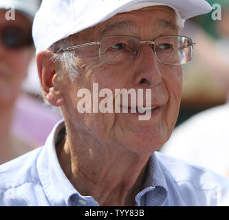 L'ancien président français Valéry Giscard d'Estaing l'Open de France montres womens dernier match entre l'Italien Francesca Schiavone et Samantha Stosur australienne à Roland Garros à Paris le 5 juin 2010. Schiavone bat Stosur 6-4, 7-6(2) pour devenir la première Italienne à remporter un titre du Grand Chelem. UPI/David Silpa Banque D'Images