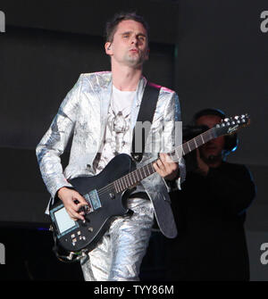 Chanteur et guitariste Matthew Bellamy se produit avec son groupe Muse au Stade de France près de Paris le 11 juin 2010. UPI/David Silpa Banque D'Images