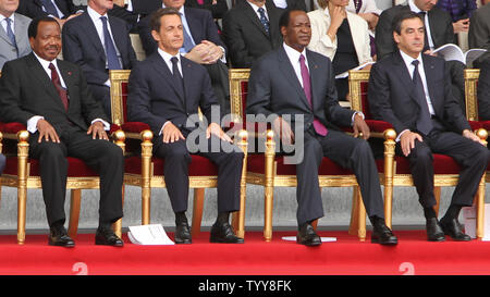 (De G à D) Le Président Paul Biya du Cameroun, le président français Nicolas Sarkozy, Président du Burkina Faso, Blaise Compaoré et le Premier ministre français François Fillon, regarder le défilé militaire annuel à la place de la Concorde au cours de la fête de la Bastille à Paris le 14 juillet 2010. Dirigeants et soldats de 13 anciennes colonies françaises en Afrique, la célébration de cinq décennies d'indépendance, ont été invités à prendre part cette année à la parade. UPI/David Silpa Banque D'Images
