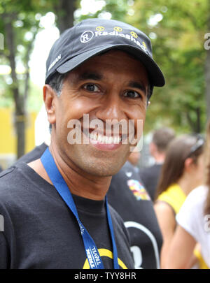 CNN correspondant médical principal Sanjay Gupta, attend l'arrivée des coureurs sur les Champs-Elysées au cours de cette année, le Tour de France à Paris le 25 juillet 2010. L'Espagnol Alberto Contador a remporté la course, son troisième tour de France titre dans les quatre dernières années. UPI/David Silpa Banque D'Images