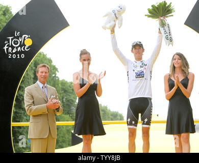Andy Schleck de Luxembourg fête sur le podium alors que le Prince Henri de Luxembourg (L) applaudit après Schleck a gagné le maillot blanc de meilleur jeune pour la troisième année consécutive à cette année, le Tour de France à Paris le 25 juillet 2010. L'Espagnol Alberto Contador a remporté l'ensemble de la race, son troisième titre en quatre ans. UPI/David Silpa Banque D'Images