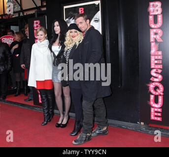 (De G à D) Kristen Bell, Cher, Christina Aguilera et Cam Gigandet arrivent à un photocall pour le film "Burlesque" au Crazy Horse cabaret à Paris le 15 décembre 2010. UPI/David Silpa Banque D'Images