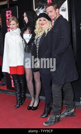 (De G à D) Kristen Bell, Cher, Christina Aguilera et Cam Gigandet arrivent à un photocall pour le film "Burlesque" au Crazy Horse cabaret à Paris le 15 décembre 2010. UPI/David Silpa Banque D'Images