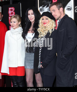 (De G à D) Kristen Bell, Cher, Christina Aguilera et Cam Gigandet arrivent à un photocall pour le film "Burlesque" au Crazy Horse cabaret à Paris le 15 décembre 2010. UPI/David Silpa Banque D'Images