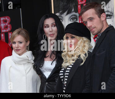 (De G à D) Kristen Bell, Cher, Christina Aguilera et Cam Gigandet arrivent à un photocall pour le film "Burlesque" au Crazy Horse cabaret à Paris le 15 décembre 2010. UPI/David Silpa Banque D'Images