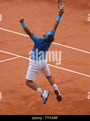 L'Espagnol Rafael Nadal célèbre après avoir remporté sa demi-finale Open de France mens contre Andy Murray de Grande-Bretagne à Roland Garros à Paris le 3 juin 2011. Nadal bat Murray 6-4, 7-5, 6-4) pour passer à la finale. UPI/David Silpa Banque D'Images