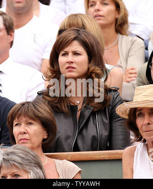 Mirka Federer, l'épouse de Roger Federer, l'Open de France montres mens entre Federer demi-finale de la Suisse et le Serbe Novak Djokovic à Roland Garros à Paris le 3 juin 2011. Federer a battu Djokovic 7-6 (5), 6-3, 3-6, 7-6 (5) pour passer à la finale. UPI/David Silpa Banque D'Images